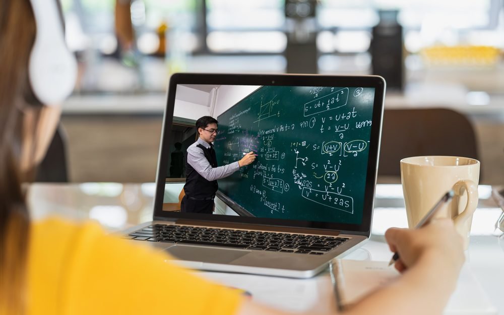 One curriculum, two languages, one build